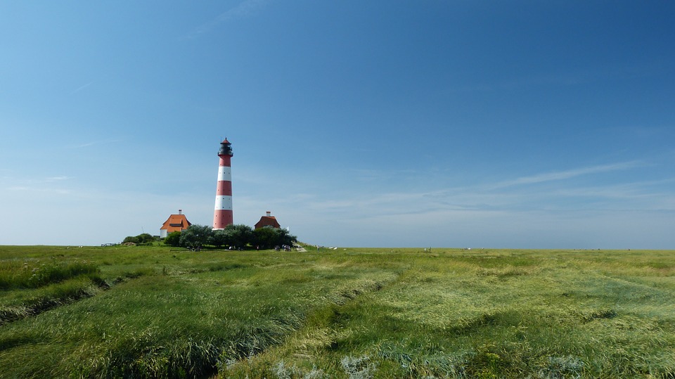 Schleswig-Holstein wie aus dem Bilderbuch: Blick auf den Leuchtturm Westerhever an der Nordsee-Küste
