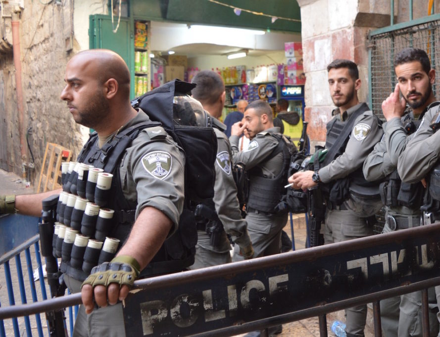 Israelische Soldaten beim Damaskus-Tor. Der Soldat ganz links trägt Rauchgranaten in der Weste (Foto: Til Biermann)