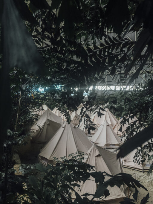 In solchen Zelten könnte man auch wochenlang im Tropical Island leben (Foto: Anna Jane Brooks)
